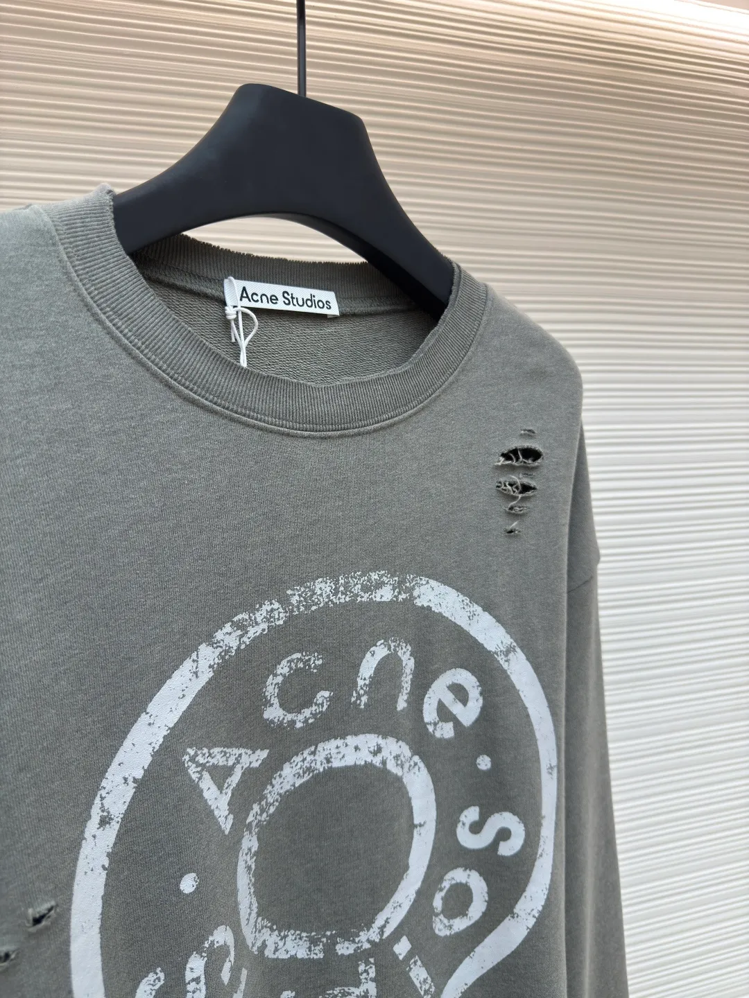 Acne Studios ripped distressed logo sweatshirt ●Authentic product: Purchased and developed in 1904 ●Item number: 1680378-A75 ●Fabric: Double-ply cotton plain fabric ●Technology: Distressed printing ●Version: Loose fit ●Weight: about 550 grams ●Size: S-M-L-XL ●Description: Customized dream-painted double-ply cotton plain fabric, excellent texture, comfortable and skin-friendly, with deep black as the main color Like the mottled rust on ancient copperware, the unruly soul of AcneStudios is engraved on the chest. The ingenious integration of hole elements and wanton swaying on the black canvas is a deliberate rebellion, a break away from the shackles of tradition, and unique in the wave of trends. Glue printing is used. The chest printing is modified three times with the film screen. The glue liquid paint is used to print the pattern on the fabric. The fabric is baked to fix the printed pattern. Many parts of the body of the garment are worn and worn by pure artificial regularity, and hand brush marks are added to the surface of the garment to add texture and depth to imitate the texture of natural wear and tear. The fabrics have been washed to give them a better feel and texture. They are not easy to deform, shrink or fade, and maintain their long-lasting beauty. The overall color is consistent with no color difference. It can be matched with the same style to create a fashionable look, and can be used in various occasions. Customized accessories, complete with three standards, the same style for men and women!